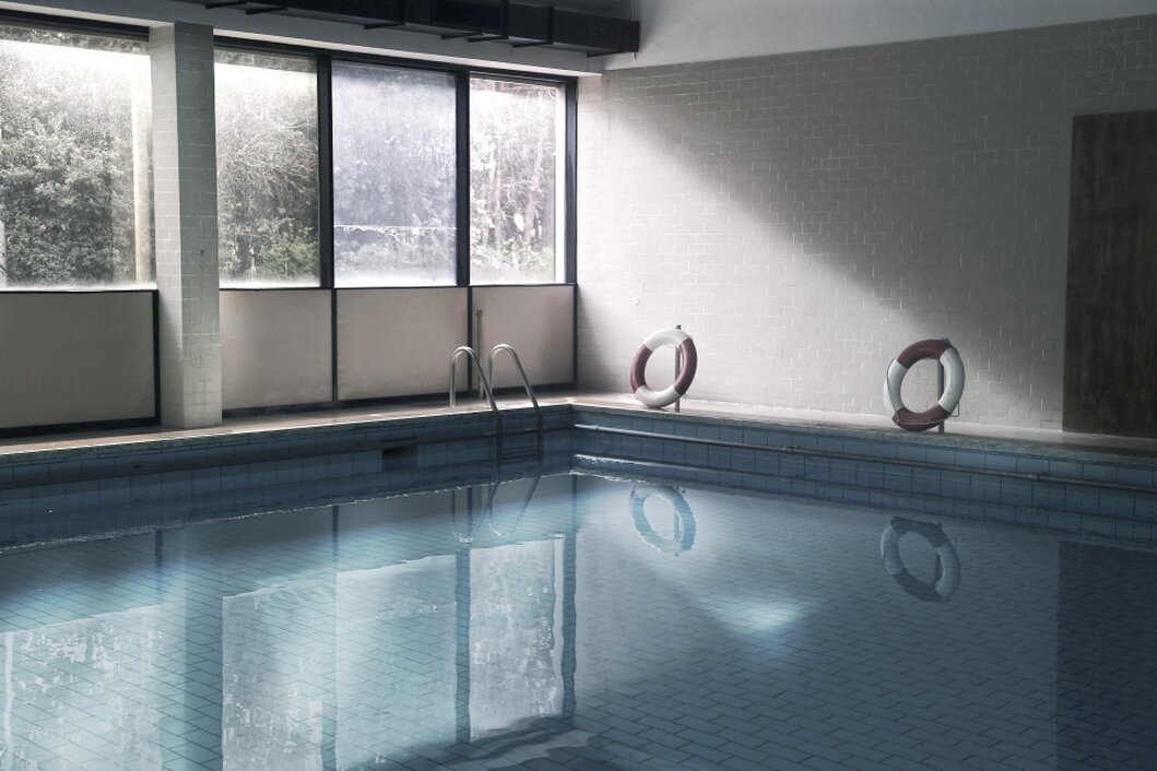 Fliesen eines Schwimmbeckens